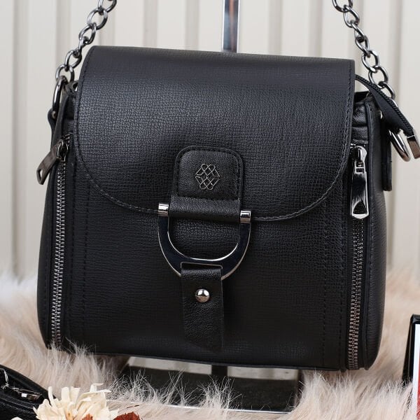 Motto siyah hem elde tutmalı hem yandan asmalı çanta