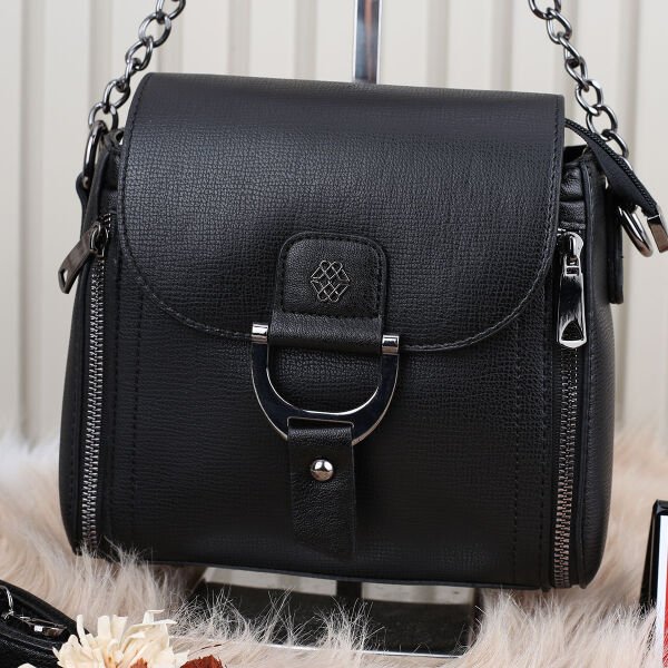 Motto siyah hem elde tutmalı hem yandan asmalı çanta