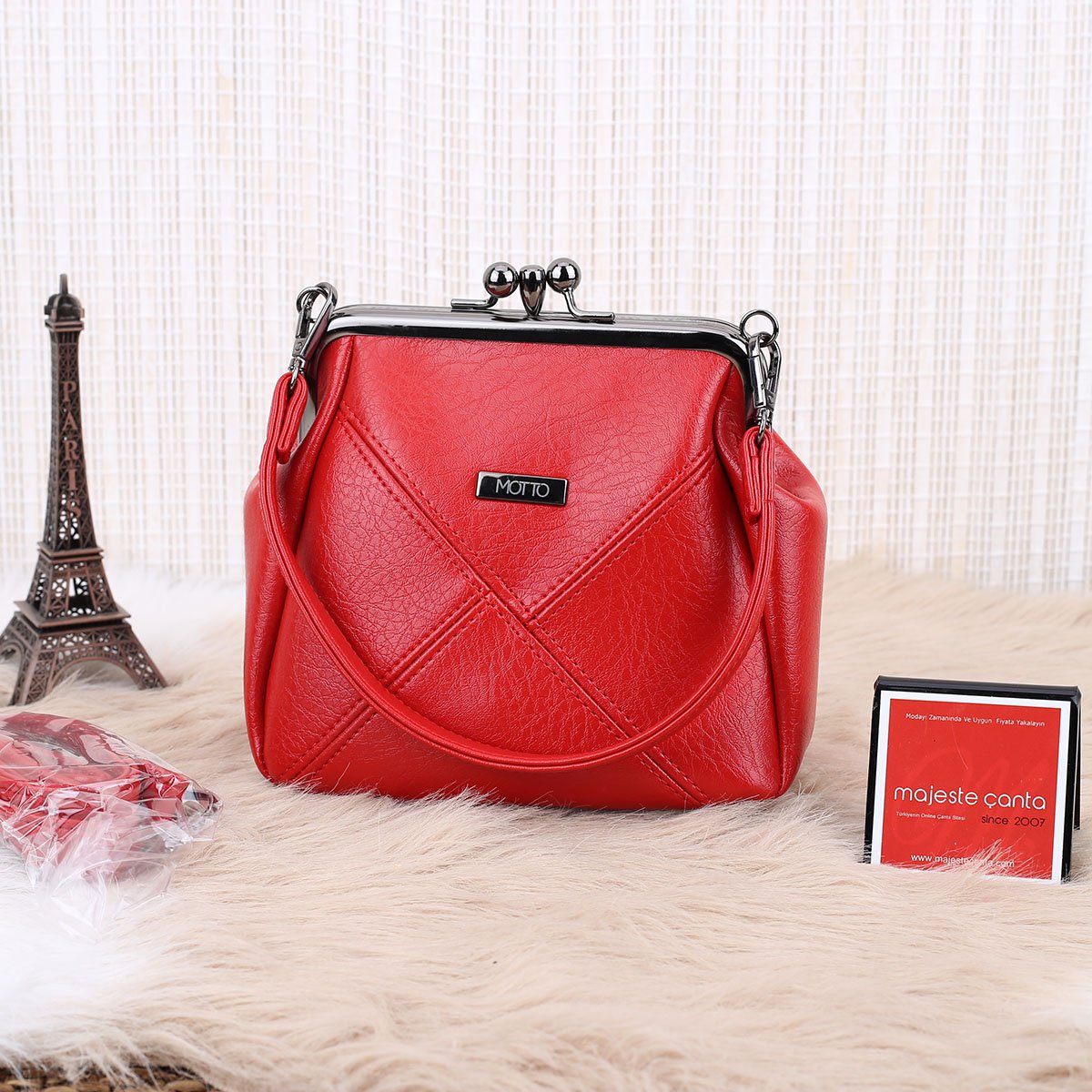 Kırmızı Çift Gözlü Burslu Motto Çanta