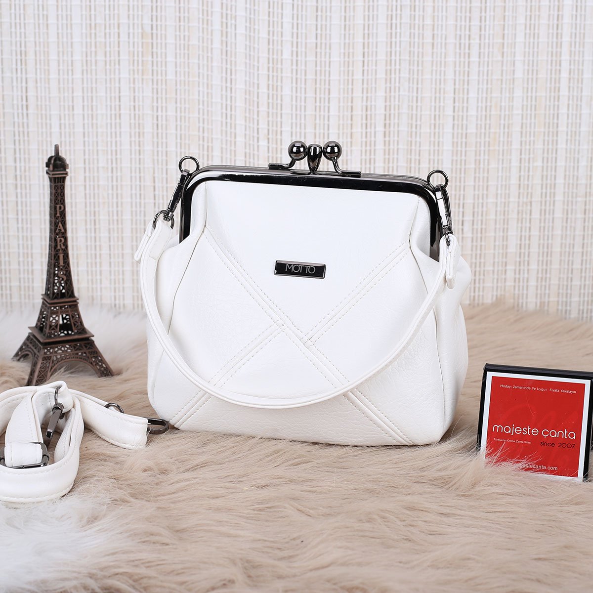 Beyaz Çift Gözlü Burslu Motto Çanta
