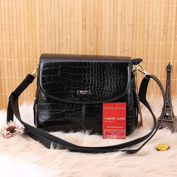 Motto Üç Gözlü Siyah Parlak Yandan Asmalı Çanta